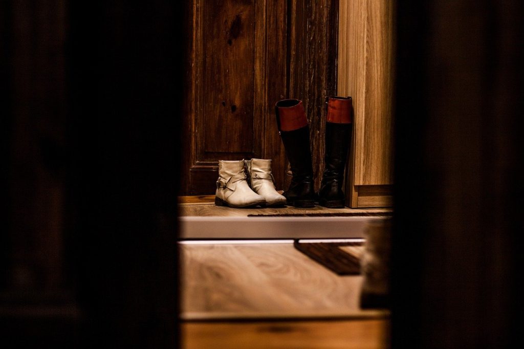 物陰から見える玄関の２つの靴